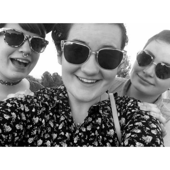 WELCOME MY CLOSET - Picture 3 of 3